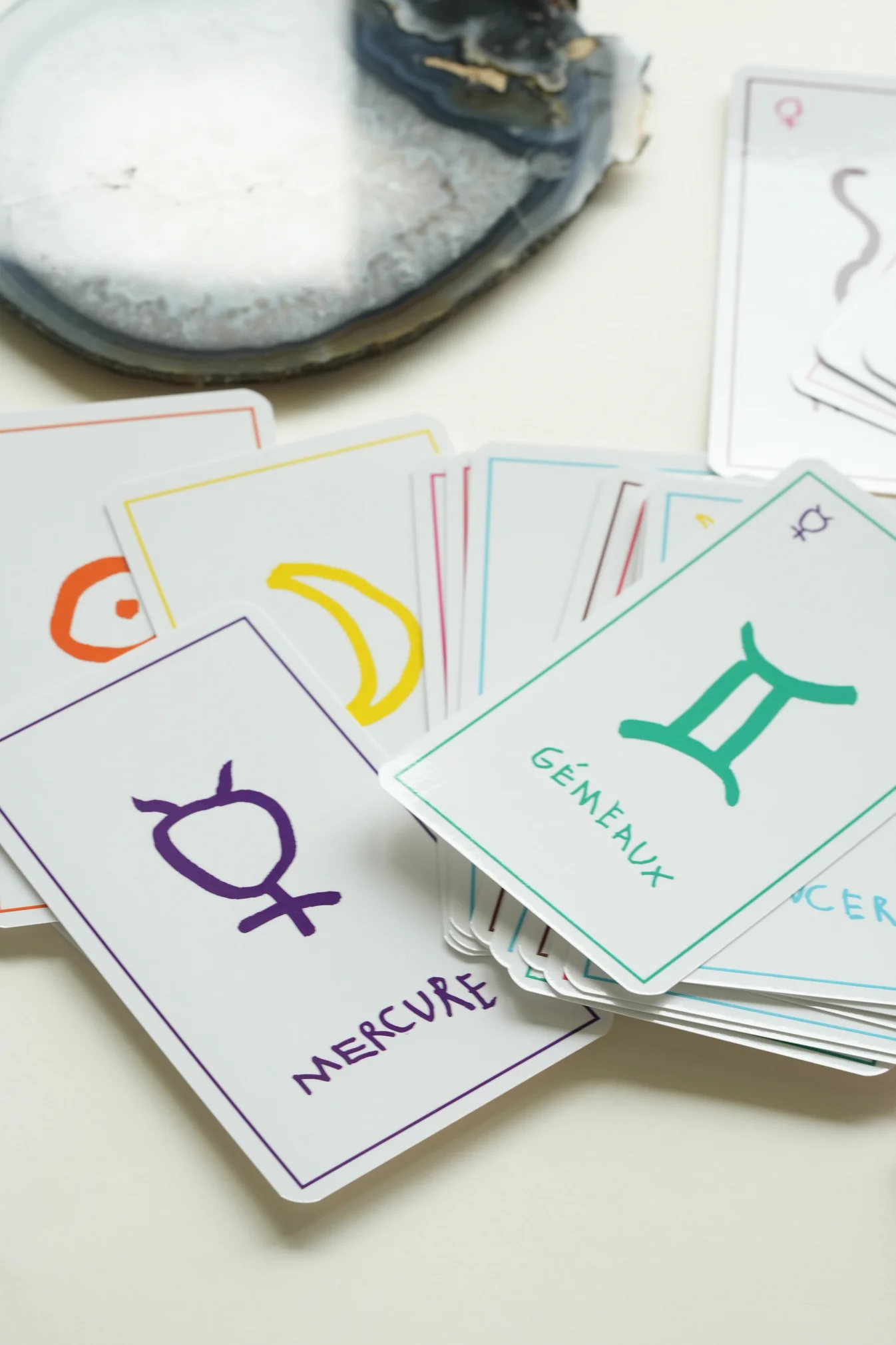 charlie dans les étoiles jue de cartes astrologique